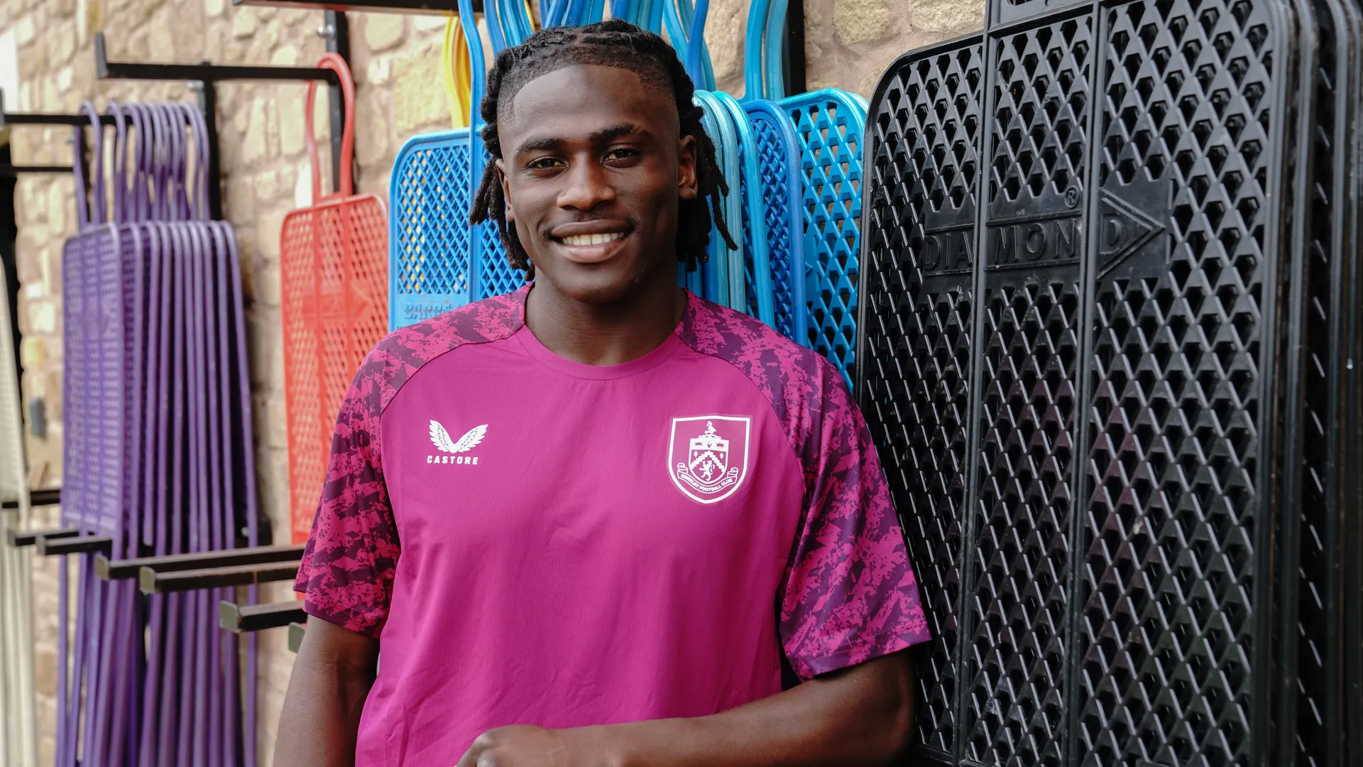 yl23455永利官网-官方：伯恩利签下拉齐奥21岁边锋乔纳，双方签约4年