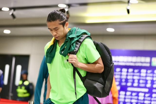 京媒：上一场受伤的张玉宁已经问题不大，恩加德乌跟队踩场训练