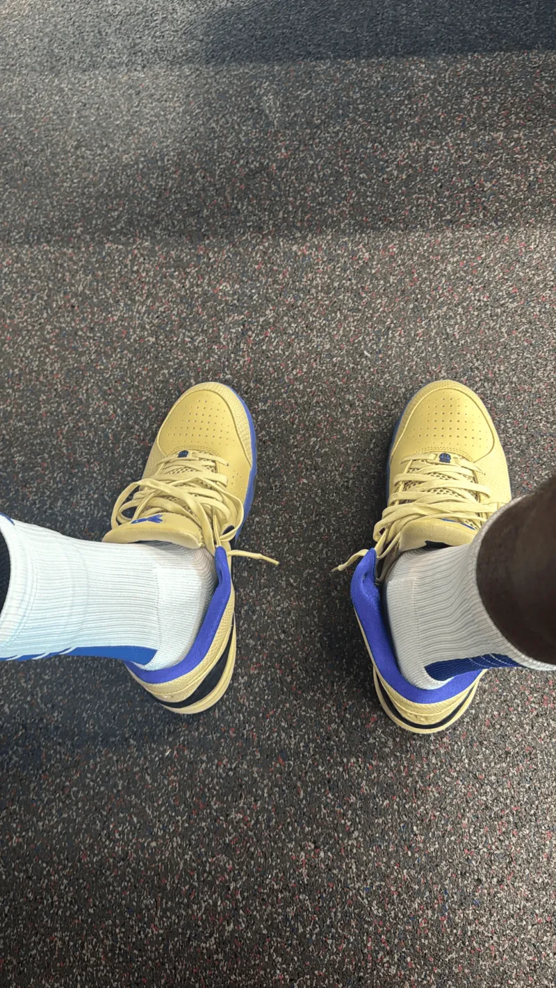 保罗-乔治Ins展示脚下穿着的巴塞罗那联名科比4